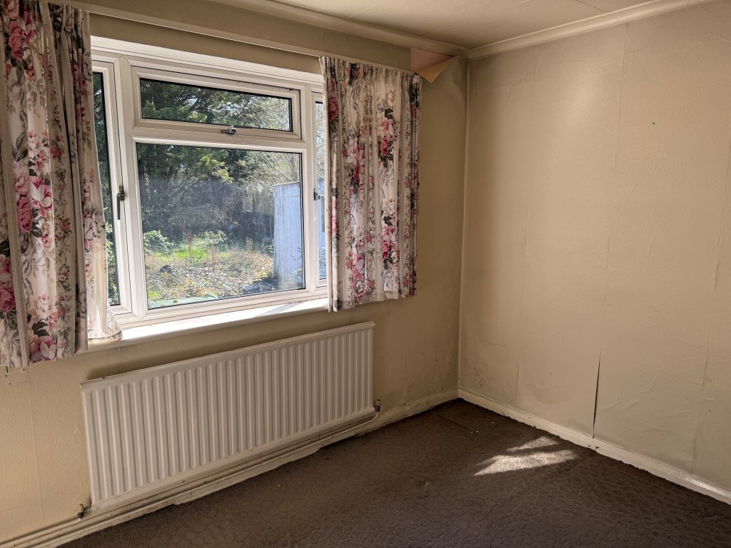 Lot: 128 - BUNGALOW WITH GARAGE AND GARDENS IN NEED OF MODERNISATION - Bedroom 2 with door to rear conservatory